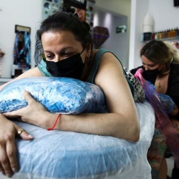 Brezilyalı dövme sanatçısı, kadınların şiddet sonucu oluşan izlerini ücretsiz kapatıyor