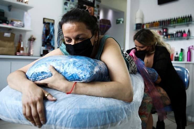 Brezilyalı dövme sanatçısı, kadınların şiddet sonucu oluşan izlerini ücretsiz kapatıyor
