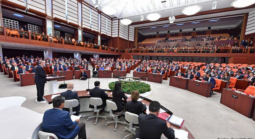 AKP’nin yeni kanun teklifi: “Finans şirketinin şöhretine basın yoluyla zarar verenlere” 3 yıla kadar hapis