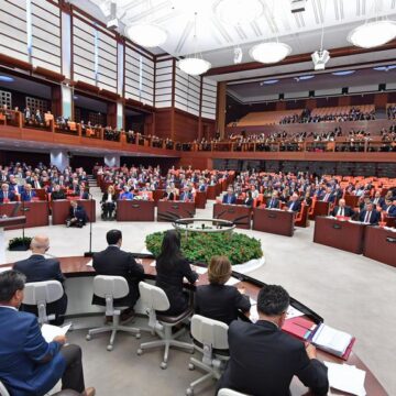 AKP’nin yeni kanun teklifi: “Finans şirketinin şöhretine basın yoluyla zarar verenlere” 3 yıla kadar hapis