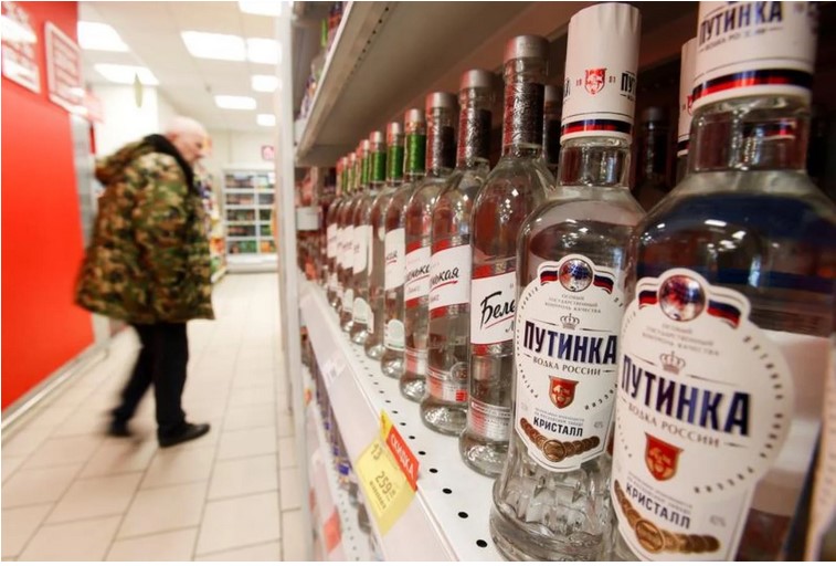 Putin’e Kızan İngilizden Votka Çalma Eylemi!