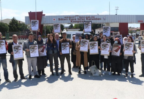 Ferhan Yılmaz’ın ailesi Silivri Hapishanesi önünde eylem yaptı